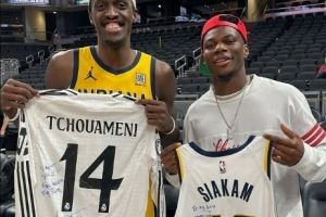观看NBA东决!琼阿梅尼与步行者球星西亚卡姆互换球衣
