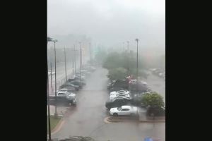 周玲安:俄城龙卷风!工作人员叮嘱我不要靠近窗户 必要时躲厕所