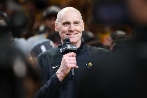 卡莱尔:我们在上半场非常艰难 一直在强调继续战斗下去