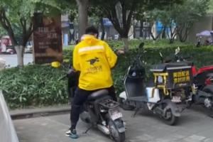 昔日年薪180万!前重庆球员如今欠债400万:体会到了钱难挣屎难吃