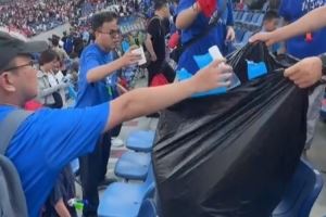 球迷们纷纷主动带走垃圾,苏超比赛后球场依旧干净漂亮