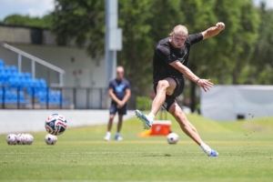 烈日下刻苦训练!哈兰德社媒:我的快乐天空⚽️☀️?