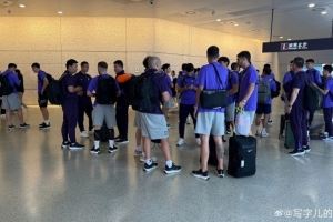 记者:天津津门虎飞抵上海 目前大雨不知是否会影响今晚上海德比