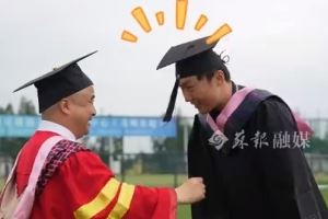 苏州大学副校长前往训练基地,为苏州队守门员纪振勇拨穗