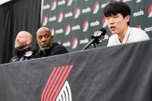  比卢普斯：杨瀚森的传球和手感不可思议 这些东西我们没办法教